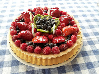 Cake tart topped with strawberies